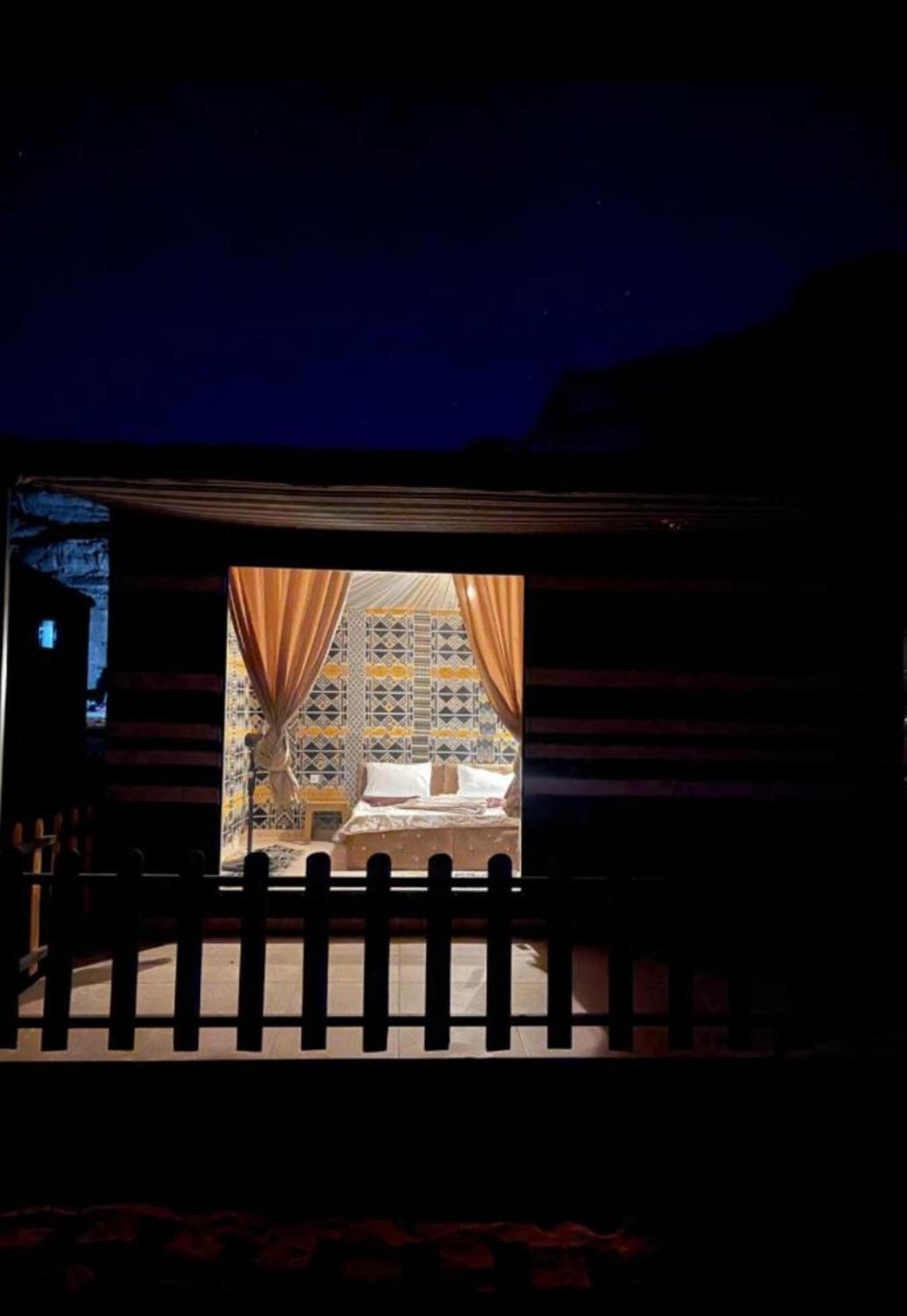 ホテル Wadi Rum Starlight Camp エクステリア 写真